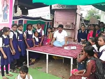 Students from school reach agitaton pandal | शाळा सोडून विद्यार्थी पोहचले उपोषण मंडपात