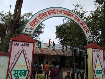 Student climbed up The school roof topped to clean up | साफसफाई करण्यासाठी विद्यार्थ्यांना चढवले शाळेच्या छतावर