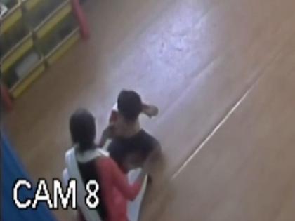 CCTV footage Viral: A three-year-old teacher sprayed a teacher's ear | सीसीटीव्ही फुटेज व्हायरल : तीन वर्षाच्या चिमुकल्याच्या कानशिलात शिक्षिकेने भडकावली