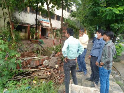 The protection wall of the school of Thane Municipality collapsed | ठाणे पालिकेच्या शाळेची संरक्षण भिंत कोसळली