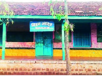 37 square rooms of Badhanglaj taluka: - Many schools burst into clutter, door-to-door debris | गडहिंग्लज तालुक्यातील ३७ वर्गखोल्या नादुरुस्त :- अनेक शाळांची कौले फुटली, दारे-खिडक्यांची मोडतोड