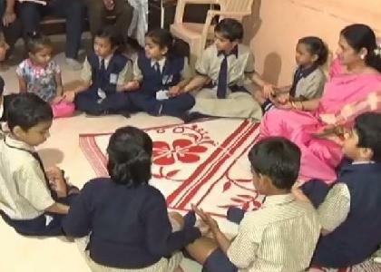  ... and the school filled with a lot of fun for the students of MTE Society: Handsome laughs at the faces of cardiovascular students | ...अन् तिच्या आनंदासाठी घरात भरली शाळा एमटीई सोसायटीचा अनोखा उपक्रम : हृदयशस्त्रक्रिया झालेल्या विद्यार्थिनींच्या चेहऱ्यावर फुलले हास्य