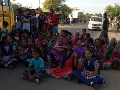 Stop the students' streets for the bus | बससाठी विद्यार्थिनींचा रस्ता रोको Stop the students' streets for the bus | बससाठी विद्यार्थिनींचा रस्ता रोको