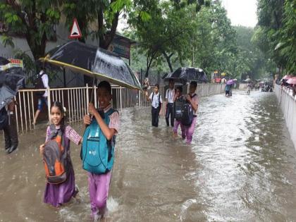 Due to heavy rainfall, schools, colleges have declared holidays | अतिवृष्टीमुळे शाळा, महाविद्यालयांना सुटी जाहीर