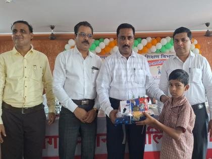 Ulhasnagar municipal school children's entrance ceremony and distribution of educational materials | उल्हासनगर महापालिका शाळा मुलांचा प्रवेशोत्सव व शैक्षणिक साहित्याचे वाटप