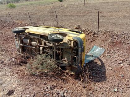 School bus overturned: eight students injured | स्कूल बस उलटली: आठ विद्यार्थी जखमी 