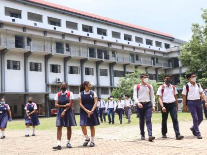 no uniforms for students below the poverty line; Boots, socks will also not coming | दारिद्र्यरेषेवरील विद्यार्थ्यांना गणवेशाचे गाजरच; बूट, मोजेही येईनात