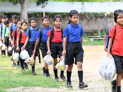 A unique school that collects waste from students as a fee | विद्यार्थ्यांकडून शुल्क म्हणून कचरा घेणारी अनोखी शाळा