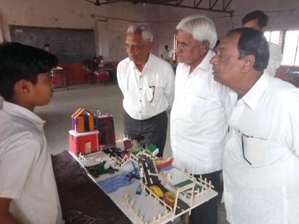 Malegaon: Innovative replicas created by students in science exhibition | मालेगाव: विज्ञान प्रदर्शनीत विद्यार्थ्यांनी साकारल्या अभिनव प्रतिकृती