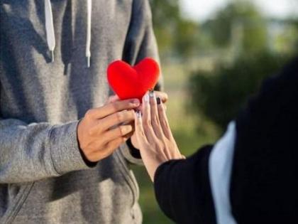 Will you marry me?...; On hearing the girl refused, the young man stabbed himself | माझ्याशी लग्न करणार का?...; मुलीचा नकार ऐकताच युवकानं उचललं भयानक पाऊल