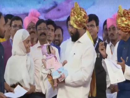 A Muslim couple thanked Chief Minister Eknath Shinde in Kolhapur | ...अन् मुस्लीम दाम्पत्य थेट व्यासपीठावर आले; मुख्यमंत्री एकनाथ शिंदेंचं ऋण फेडले