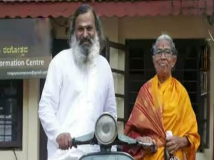 dakshinamurthy krishnakumar left software job mother pilgrimage on an old scooter with mother | आजचा 'श्रावण कुमार'! आईसाठी भरघोस पगाराची नोकरी सोडली, जुन्या स्कूटरवर तीर्थयात्रा करतो