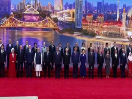 SCO Summit 2025: PM Modi's actions in SCO discussed everywhere, keeps distance from Shahbaz Sharif and Erdogan | SCO मध्ये पीएम मोदींच्या कृतीची सर्वत्र चर्चा, शाहबाज शरीफ आणि एर्दोगानपासून ठेवले अंतर SCO Summit 2025: PM Modi's actions in SCO discussed everywhere, keeps distance from Shahbaz Sharif and Erdogan | SCO मध्ये पीएम मोदींच्या कृतीची सर्वत्र चर्चा, शाहबाज शरीफ आणि एर्दोगानपासून ठेवले अंतर