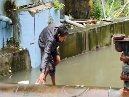 Dangerous bravery for hunger to the stomach; Working in heavy rain to collect scrap | Video : पोटाची आग आणि जीवघेणं धाडस; भंगार वेचकाचं भरपावसात काम सुरु 