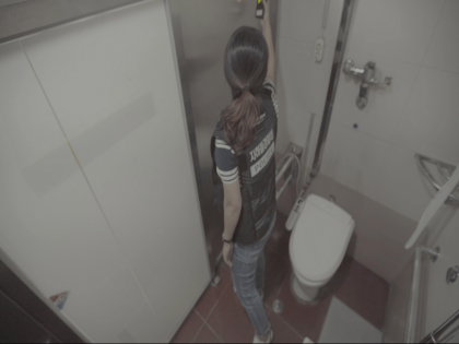 Singapore man sentenced for making intimate video of a loving couple in toilet | टॉयलेटमध्ये इंटिमेट झालेल्या कपलचा व्हिडीओ रेकॉर्ड होता तरूण आणि मग झालं असं काही...