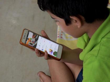 Indian children addicted to screens at an early age; Physical and mental problems on the rise | भारतीय मुलांना लहान वयातच स्क्रीनचे व्यसन; वाढताहेत शारीरिक आणि मानसिक समस्या 