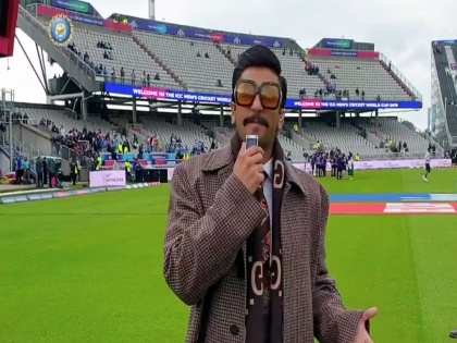 icc world cup 2019 ranveer singh dances with and sunil gavaskar on badan pe sitaare song during india vs pakistan match | IND vs PAK मॅचदरम्यान रणवीर सिंगसोबत 'बदन पे सितारे'वर थिरकला हा क्रिकेटर, पहा हा व्हिडिओ