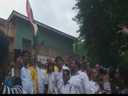 NCP medical team leaves for help of flood victims of Kolhapur and Sangli | पुरग्रस्तांच्या मदतीसाठी राष्ट्रवादीचे वैद्यकीय पथक रवाना : शरद पवार उपस्थित 