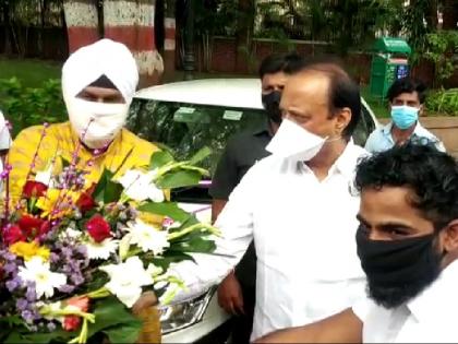 Ajit Pawar rejected the activist's flower-bouquet from fear of corona | Video : अरे बाबा, त्याला कोरोना झाला असेल तर ? अजित पवारांनी कोरोनाच्या भीतीने कार्यकर्त्याचा पुष्पगुच्छच नाकारला