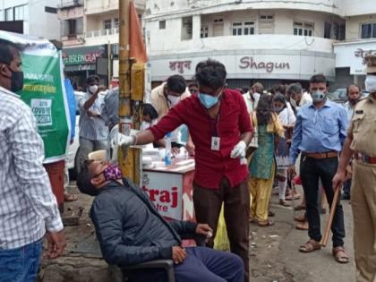 Corona Virus : Crowd of people wandering in the market for no reason: Antigen test of 250 people on the spot by Pimpri police | Corona Virus : बाजारपेठेत विनाकारण फिरणाऱ्यांची कमी होई ना गर्दी: पिंपरी पोलिसांनी जागेवरच केली २५० जणांची अँटिजेन तपासणी 