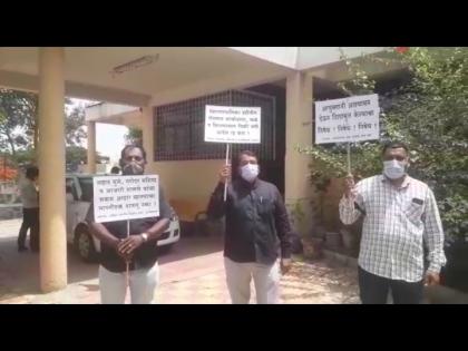 Agitation in front of Municipal Commissioner's house; Demand to start selling groceries, vegetables | महापालिका आयुक्तांच्या घरासमोर आंदोलन; किराणा दुकाने, भाजी विक्री सुरू करण्याची मागणी Agitation in front of Municipal Commissioner's house; Demand to start selling groceries, vegetables | महापालिका आयुक्तांच्या घरासमोर आंदोलन; किराणा दुकाने, भाजी विक्री सुरू करण्याची मागणी