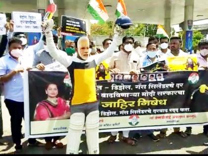 Unique agitation of Youth Congress in Salelapur against petrol, diesel and gas price hike | पेट्रोल, डिझेल व गॅसच्या दरवाढीविरोधात साेलापुरात युवक काँग्रेसचे अनोखे आंदोलन