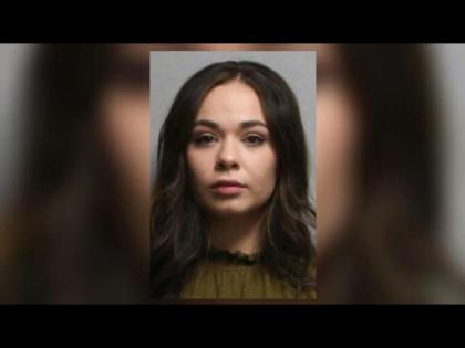 US female teacher had romance with student in her car after sending nude photos of herself now arrested | कारमध्ये विद्यार्थ्यासोबत ठेवले होते संबंध, महिला टीचरला तुरूंगवासाची शिक्षा