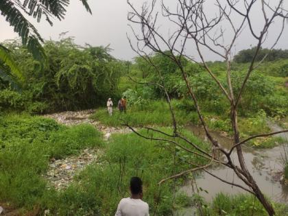 A three-year-old toddler was swept away in a drain; Search operations hampered by rain | तीन वर्षांचा चिमुकला नालीत थेट नदीपात्रात वाहून गेला; पावसामुळे शोधकार्यात अडथळा