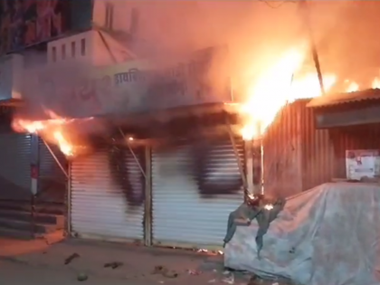 Two shops fire in Gangakhed due to short circuit; Expensive furniture, clothes burnt | गंगाखेडमध्ये शॉर्टसर्किटने दोन दुकानांना आग; महागडे फर्निचर, कपडे जळून खाक 