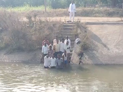 'Leave water, crops are dying'; Jalasamadhi movement of farmers in Jayakwadi canal | 'पाणी सोडा, पिके करपत आहेत'; शेतकऱ्यांचे जायकवाडीच्या कालव्यात जलसमाधी आंदोलन