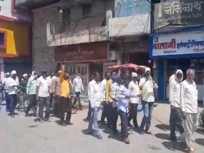 Municipal employee in Parbhani stopped work even on the eighth day; March for arrears of salary | परभणीत मनपा कर्मचाऱ्याचे आठव्या दिवशीही काम बंद; थकीत पगारासाठी काढला मोर्चा 