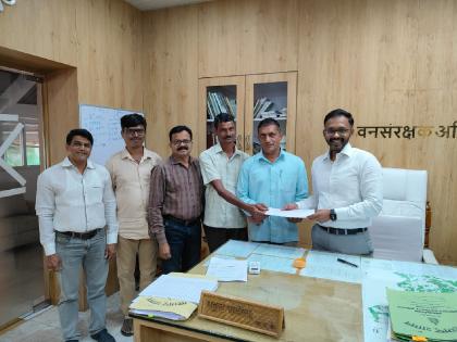 Deputy Conservator of Forests Rahul Patil congratulated the forest workers on New Year Benefited from the stalled Asharwa Pragati scheme | उप वनसंरक्षक राहुल पाटील यांनी वनमजुरांचे नव वर्ष केले आनंदित; रखडलेल्या प्रगती योजनेचा मिळवून दिला लाभ