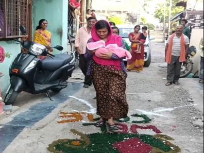 welcome the birth of a girl child with firecrackers; Anandotsava was celebrated in Karanjit | फटाक्यांची आतषबाजी करून मुलीच्या जन्माचे स्वागत; करंजीत साजरा झाला आनंदोत्सव