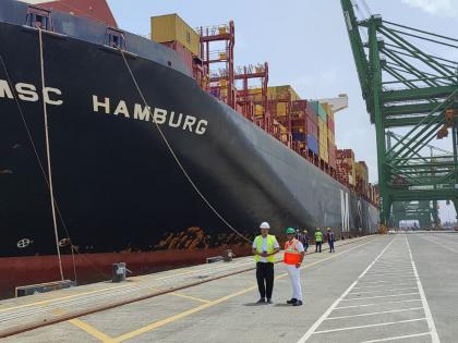 399 meter long cargo ship docked at JNPA port | ३९९ मीटर लांबीचे अजस्त्र मालवाहू जहाज जेएनपीए बंदरात दाखल