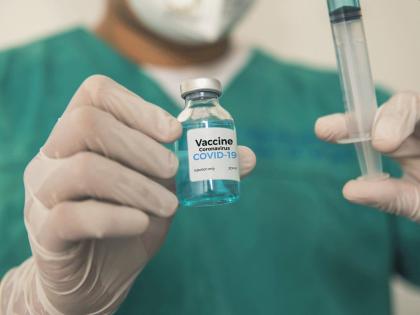 The Centre's refusal to disclose information on the side effects of the corona vaccine | कोरोना लसींच्या दुष्परिणामांची माहिती जाहीर करण्यास केंद्राची टाळाटाळ