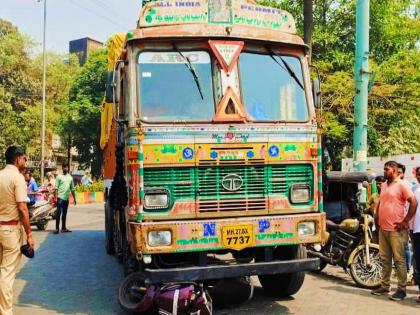 Mileki, who was riding a two-wheeler, was hit by a truck, the young woman lost her leg | दुचाकीवरून जात असलेल्या मायलेकीला ट्रकची धडक, तरुणीला गमवावा लागला पाय