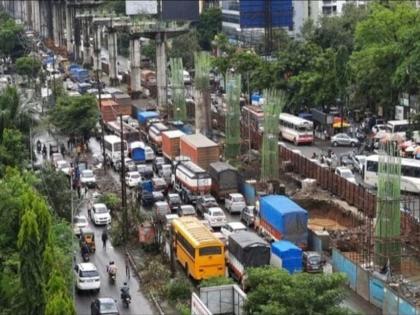 No coordination for road repairs on Ghodbunder Road; More than 200 potholes on the road, traffic jams for 2 hours every day | घोडबंदर रोडवरील रस्ता दुरूस्तीसाठी समन्वय नाहीच; रस्त्यावर २०० हून अधिक खड्डे, रोज 2 तास वाहतूक कोंडी