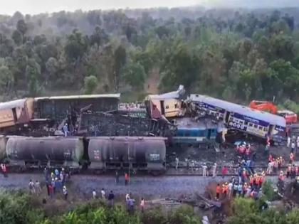 Watching the match on a mobile phone caused the train accident says minister said | मोबाइलवर मॅच पाहण्यात गुंग अन् सिग्नल तोडला; मंत्र्यांनी सांगितले रेल्वे अपघाताचे कारण