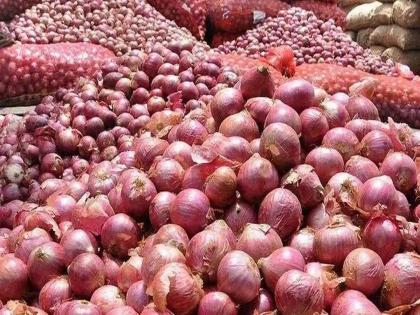 Pakistan will seize India's onion consumer country, demand for onions in the Gulf during the month of Ramadan; But export ban in India | पाकिस्तान बळकावणार भारताचे कांदा ग्राहक देश, रमजानच्या महिन्यात आखातात कांद्याला मागणी; भारतात मात्र निर्यातबंदी