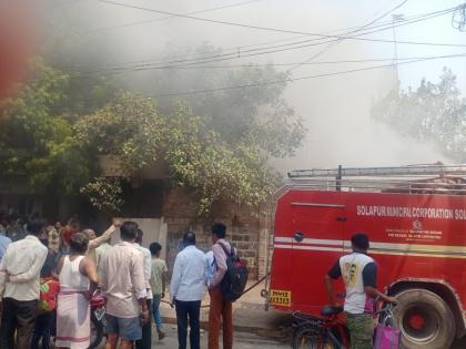 Fire broke out at houses in Lakshminarayan Theater area of Solapur | मोठी बातमी! सोलापुरातील लक्ष्मीनारायण थिएटर परिसरातील घरांना लागली आग