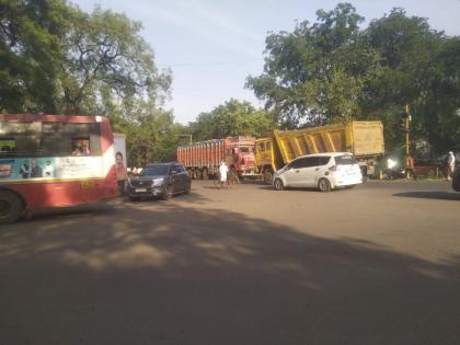 One has to find a way through the queue of vehicles at Trimurti Chowk, bhandara | वाहनांच्या रांगातून त्रिमूर्ती चौकात शोधावा लागतो मार्ग