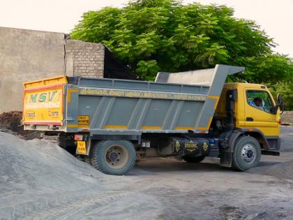 Another victim of illegal sand transport | अवैध वाळू वाहतुकीने घेतला आणखी एक बळी