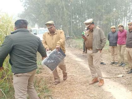 Crime News in UP: Body of unidentified girl thrown in field in semi nude condition; The private part was also cut off, the police were confused only murder or rape | Crime News in UP: अनोळखी तरुणीचा मृतदेह शेतात फेकला; प्रायव्हेट पार्टही कापलेला, पोलीस चक्रावले