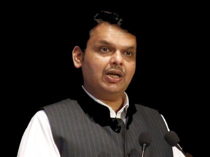 Devendra Fadnavis' effigy was burnt by Bhim Army activists in Solapur | सोलापुरात भीम आर्मीच्या कार्यकर्त्यांनी जाळला देवेंद्र फडणवीस यांचा पुतळा