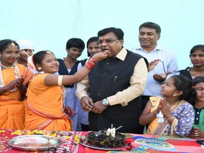 Chimanpakhar school started in Gadchiroli on Secretary's birthday! | सचिवांच्या वाढदिवसाने सुरु झाली गडचिरोलीत चिमणपाखरांची शाळा!