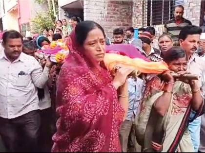 Emotional Story: Preventing brothers from being cremated of mother; girls gave the shoulder | Emotional Story: वंशाच्या दिव्यांना अंत्यसंस्कारापासून रोखले; मुलींनीच दिला आईला खांदा