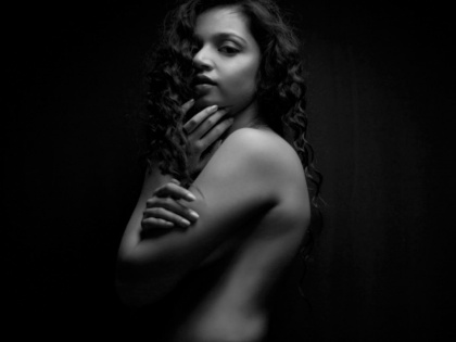 Marathi actress Sukanya Kalan shared nude photos on Instagram | बाबो...! या मराठमोळ्या अभिनेत्रीने इंस्टाग्रामवर शेअर केलेत न्यूड फोटो, फोटो पाहून सुटेल घाम