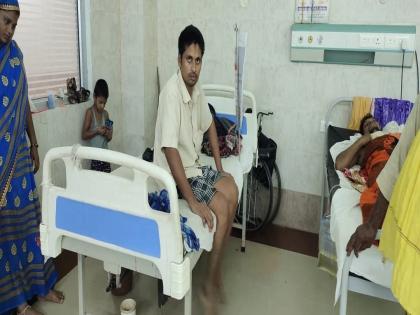 Patient reaches government hospital to make disability certificate; but after doctor treatment he able to walk | चमत्कार! पायानं दिव्यांग असलेला रुग्ण सरकारी रुग्णालयात गेला अन् चक्क चालू लागला