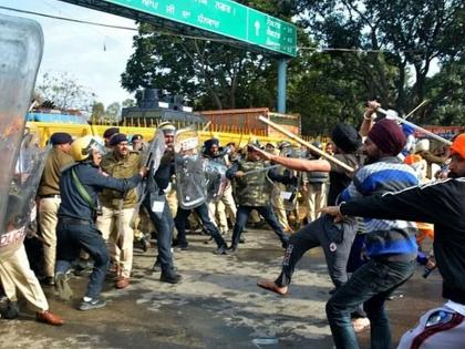 In Chandigarh police were attacked with swords, sticks; Many injured, the Chief Minister wanted to surround... | चंदीगढमध्ये पोलिसांवर तलवारी, लाठ्या चालल्या; अनेक जखमी, मुख्यमंत्र्यांना घेरायचे होते...