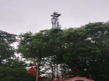 80-foot-tall tower craze of a psychopath; The threat of many lives below | ८० फुट उंच टॉवरवर मनोरुग्णाचे वेडसर चाळे; खाली अनेकांच्या जिवाची धाकधूक